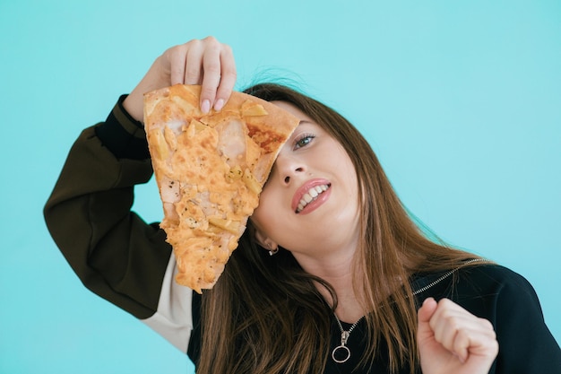 Mulher jovem, comendo pizza