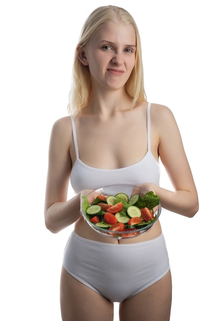 Mulher jovem comendo uma salada saudável