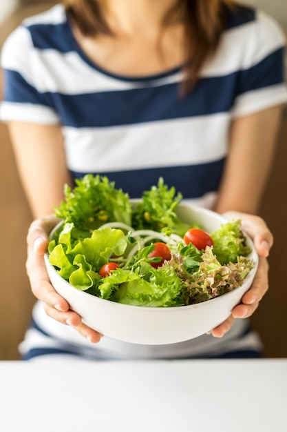 Mulher jovem, comer, fresco, orgânica, vegetariano, salada