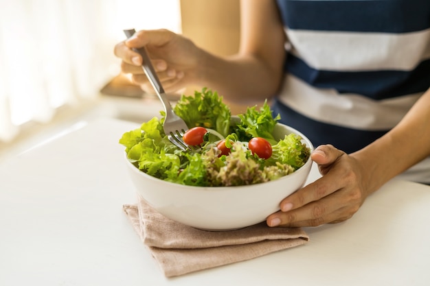 Foto mulher jovem, comer, fresco, orgânica, vegetariano, salada