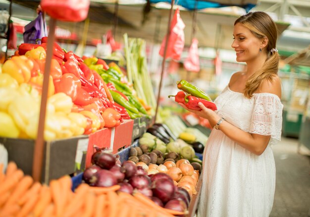 Mulher jovem, comprando, legumes, ligado, a, mercado