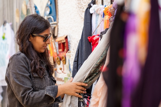 Mulher jovem, comprando, roupas