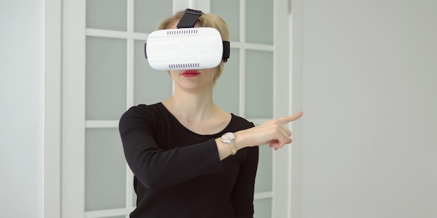 Mulher jovem confiante no fone de ouvido da realidade virtual.