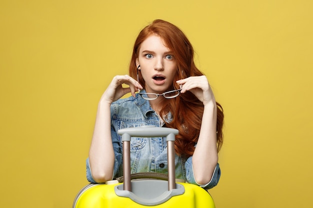 Foto mulher jovem contra fundo amarelo