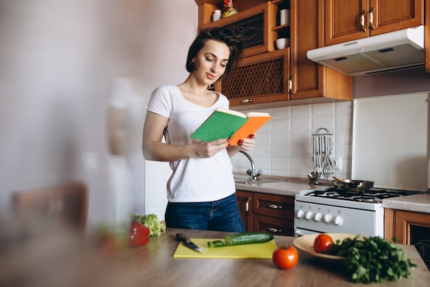 Foto mulher jovem, cozinhar