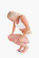 Foto mulher jovem, crouching, ligado, um, escala