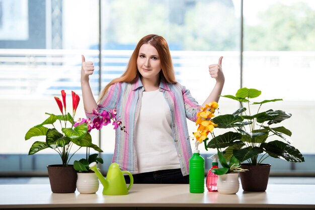 Foto mulher jovem, cuidando, de, lar, plantas