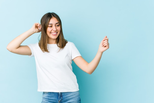 Mulher jovem dançando e se divertindo