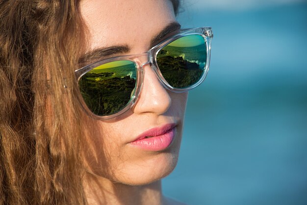 Mulher jovem de biquíni na praia ensolarada