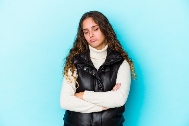 Mulher jovem de cabelo encaracolado caucasiano cansada de uma tarefa repetitiva.