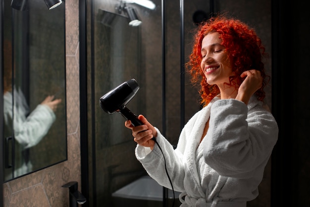 Foto mulher jovem de cabelo encaracolado.