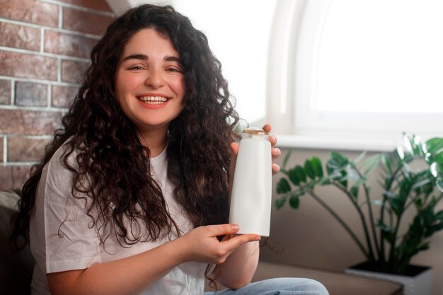 Foto mulher jovem de cabelo encaracolado.