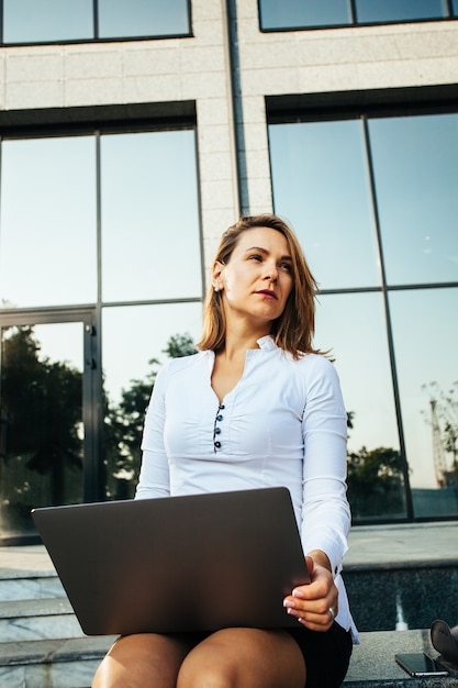 Mulher jovem de negócios com notebook