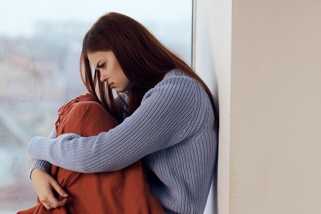 Foto mulher jovem de pé contra a parede