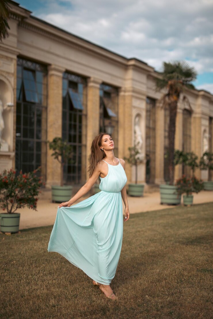 Foto mulher jovem de pé contra o edifício