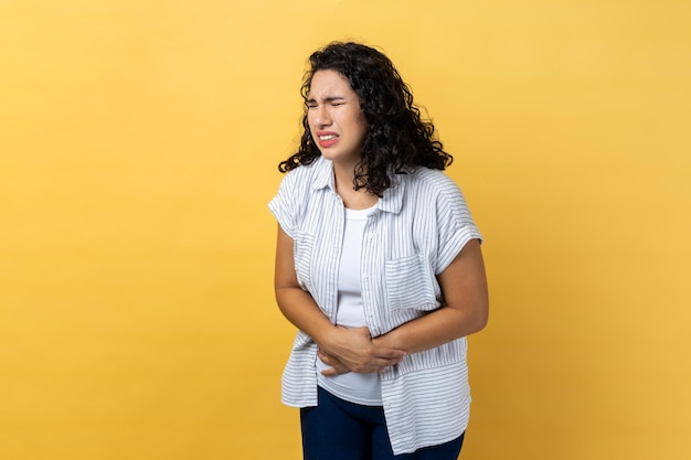 Foto mulher jovem de pé contra um fundo amarelo