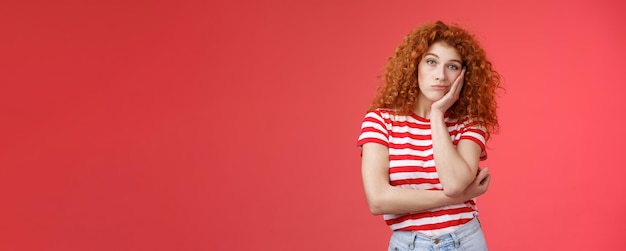 Mulher jovem de pé contra um fundo amarelo