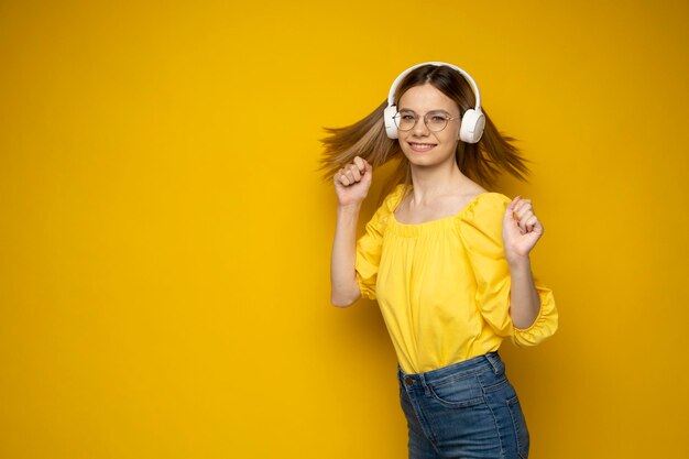 Foto mulher jovem de pé contra um fundo amarelo