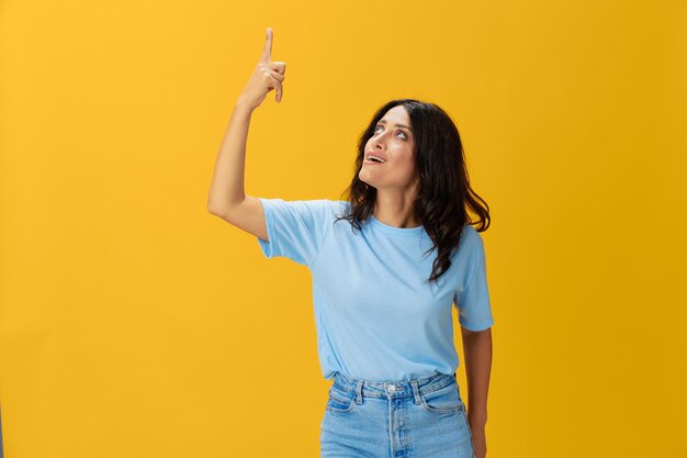 Foto mulher jovem de pé contra um fundo amarelo