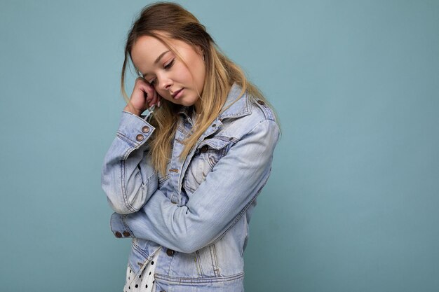 Foto mulher jovem de pé contra um fundo azul