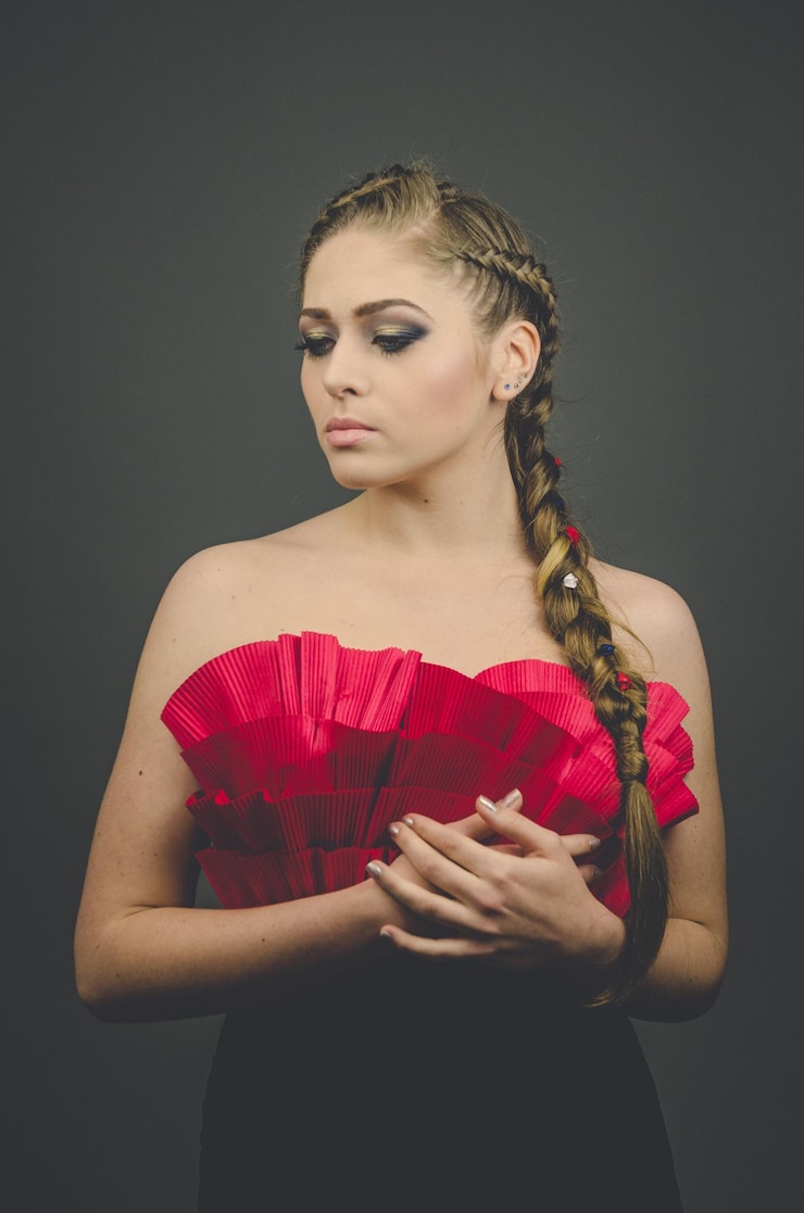 Foto mulher jovem de pé contra um fundo preto
