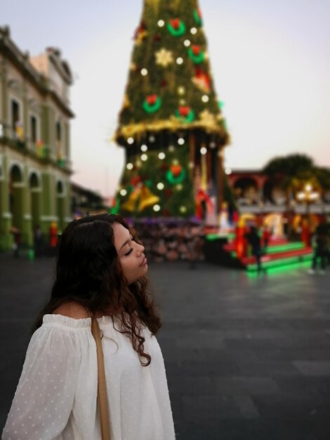 Foto mulher jovem de pé na cidade