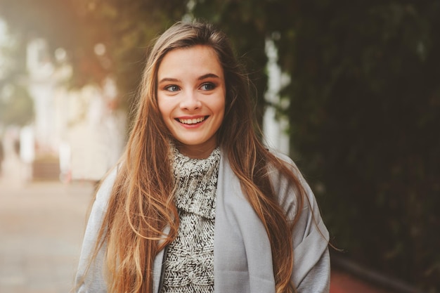 Foto mulher jovem de pé na cidade