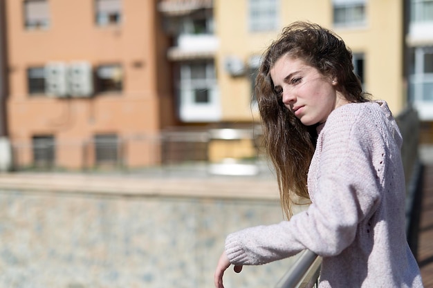 Mulher jovem de pé na cidade
