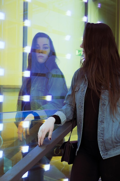 Foto mulher jovem de pé na cidade