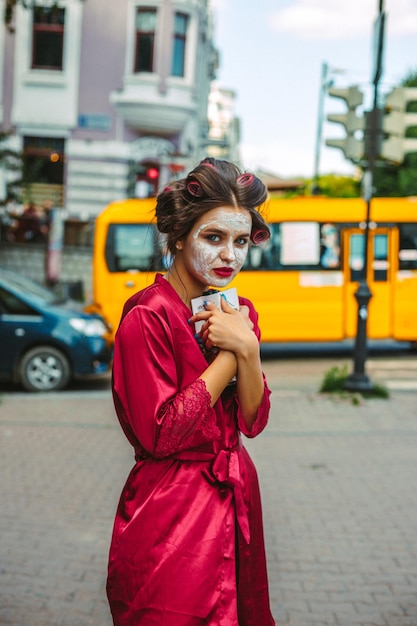 Foto mulher jovem de pé na rua da cidade