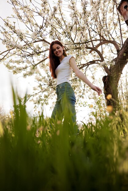 Foto mulher jovem de pé no meio de plantas no campo