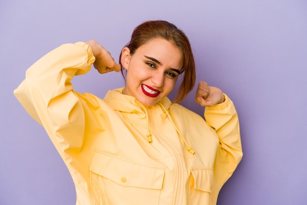 Mulher jovem de raça mista árabe, esticando os braços, posição relaxada.