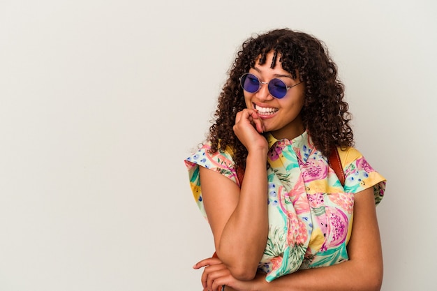 Mulher jovem de raça mista de óculos escuros, tirando férias isoladas, relaxado pensando em algo olhando para um espaço de cópia.