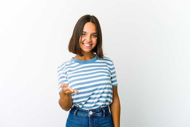 Mulher jovem de raça mista, esticando a mão para a câmera em um gesto de saudação.