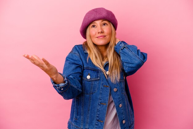 Mulher jovem de raça mista isolada em um fundo rosa, gritando de raiva.