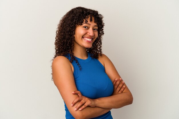 Mulher jovem de raça mista isolada na parede branca feliz, sorridente e alegre.