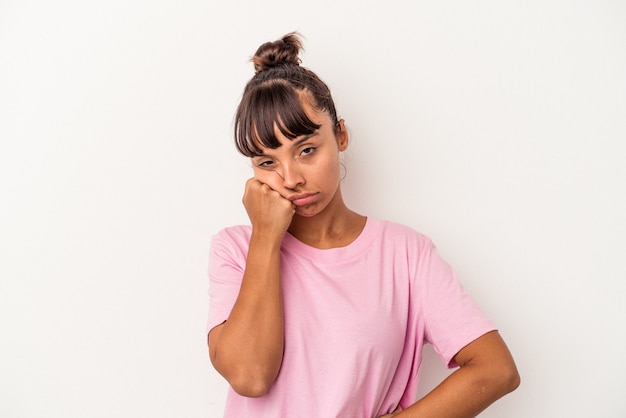 Mulher jovem de raça mista isolada no fundo branco que se sente triste e pensativa, olhando para o espaço da cópia.