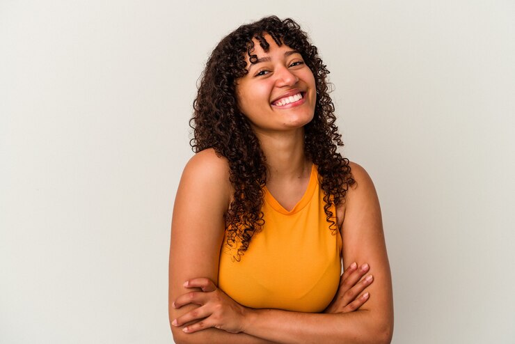 Foto mulher jovem de raça mista isolada no fundo branco, rindo e se divertindo.
