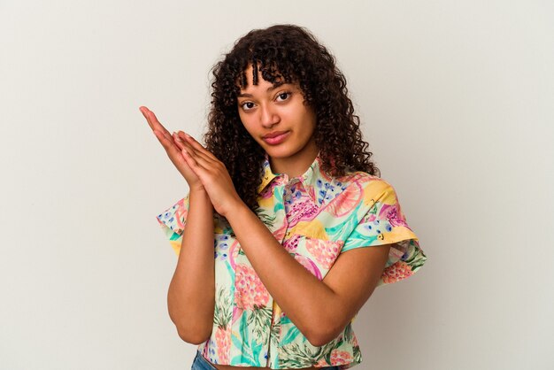 Foto mulher jovem de raça mista isolada no fundo branco, sentindo-se enérgica e confortável, esfregando as mãos com confiança.