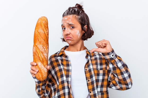 Mulher jovem de raça mista que faz pão isolado no fundo branco sente-se orgulhosa e autoconfiante, exemplo a seguir.