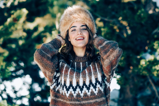 Mulher jovem, desfrutando, a, nevado, montanhas, em, inverno