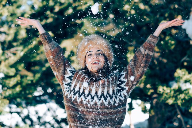 Mulher jovem, desfrutando, a, nevado, montanhas, em, inverno