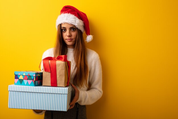 Mulher jovem, desgastar, chapéu santa, celebrando, natal, dia