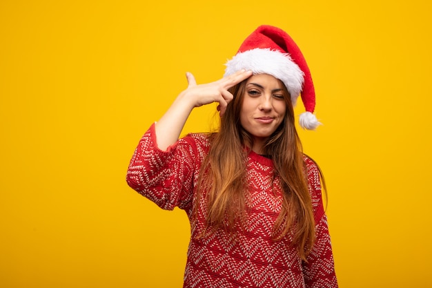 Mulher jovem, desgastar, chapéu santa, fazendo, um, gesto suicídio