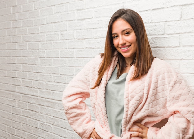 Mulher jovem, desgastar, pijama, com, mãos quadris