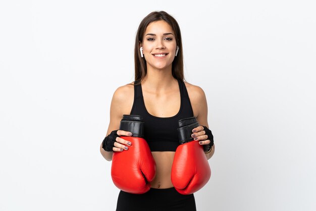 Mulher jovem desportiva em branco com luvas de boxe