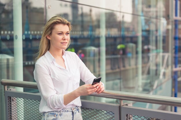 Mulher jovem, digitando, ligado, esperto, telefone