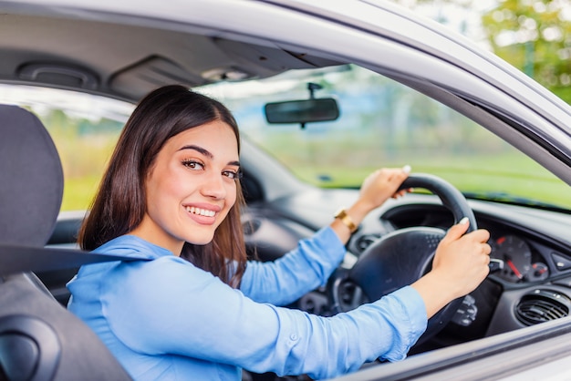 Foto mulher jovem, dirigindo carro