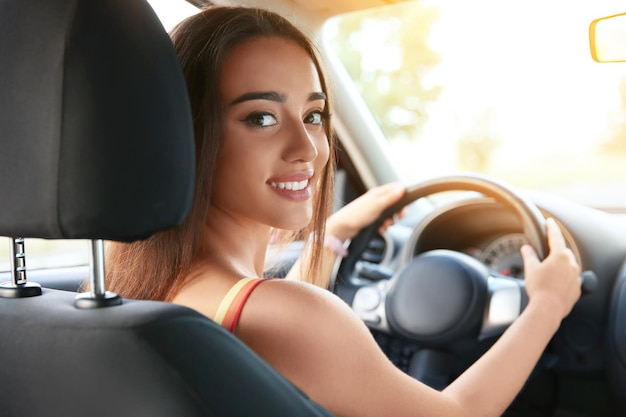 Foto mulher jovem, dirigindo carro