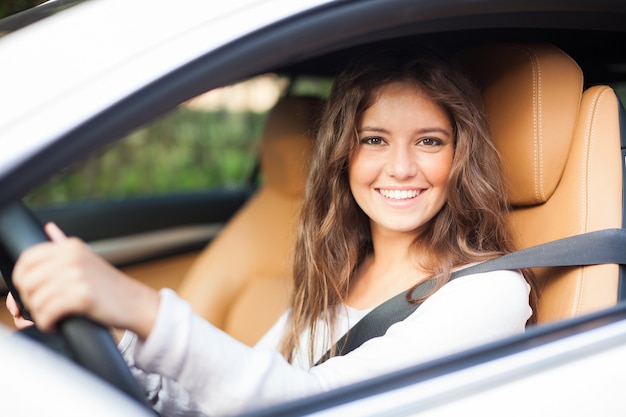 Mulher jovem, dirigindo, dela, car